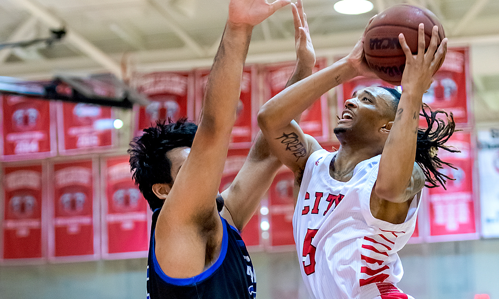 Naseem Gaskin goes up for two of his season-high 30 points against San Mateo on Wednesday. (Photo by Eric Sun)