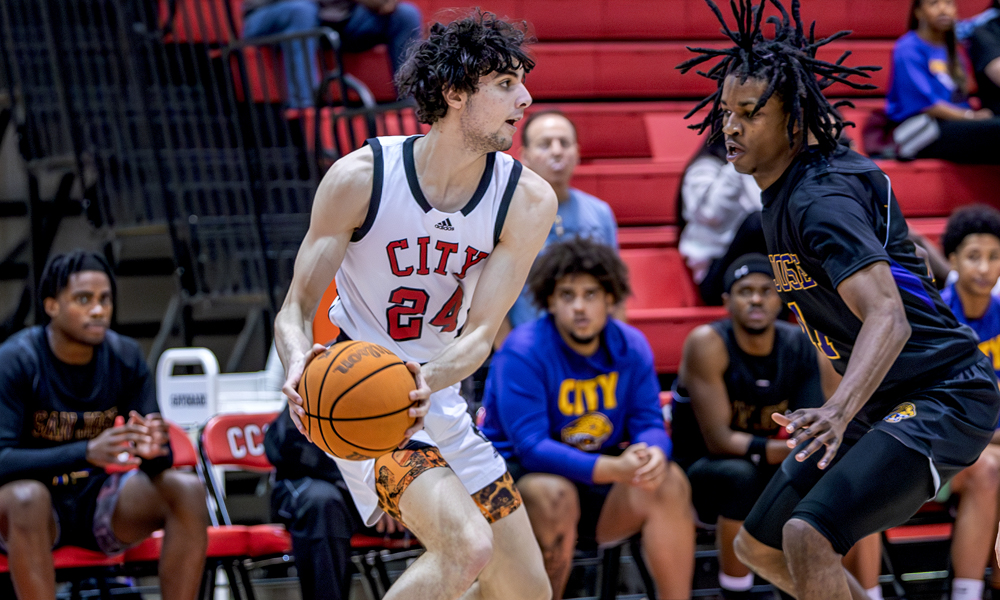 Antonio Pusateri posted a double-double with 12 points and a team-high 11 rebounds in the win over Ca&ntilde;ada. (Photo by Eric Sun)