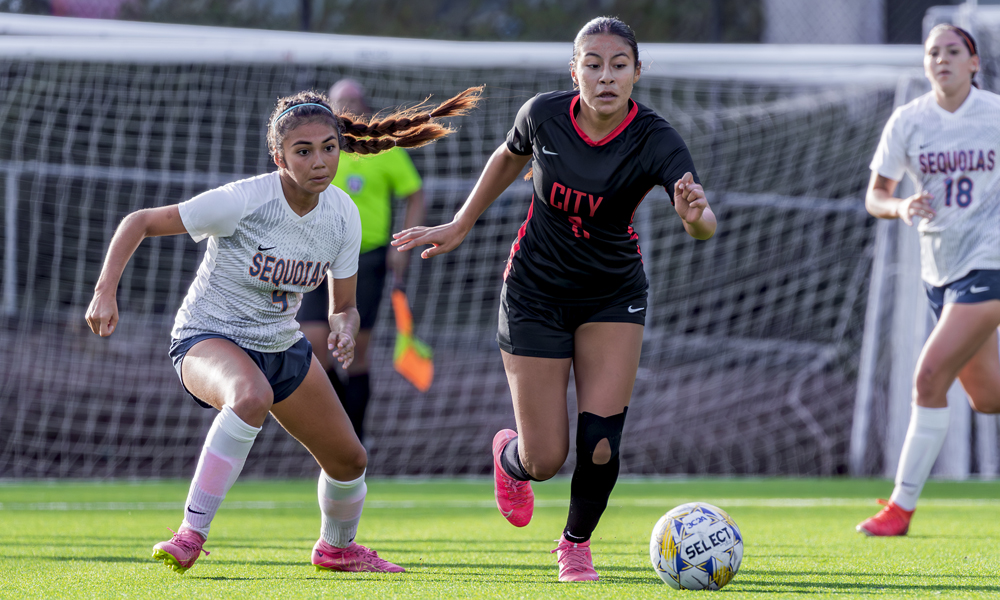 Catherine Cordova Bobadilla dribbles downfield in the Rams' 2-0 win over Sequoias. (Photo by Eric Sun)