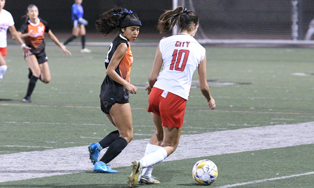 Daniela Del Carlo (10) dribbles down field on Thursday night at Ventura. (Photo courtesy VC Athletics)